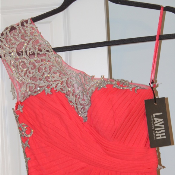 Formal dress - Picture 3 of 5